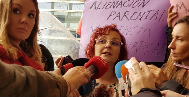 La vicepresidenta de Infancia Libre denuncia a su expareja por la sustracción de su hija
