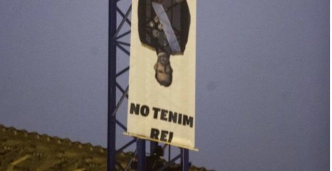 Los Mossos retiran una pancarta contra Felipe VI en Vic