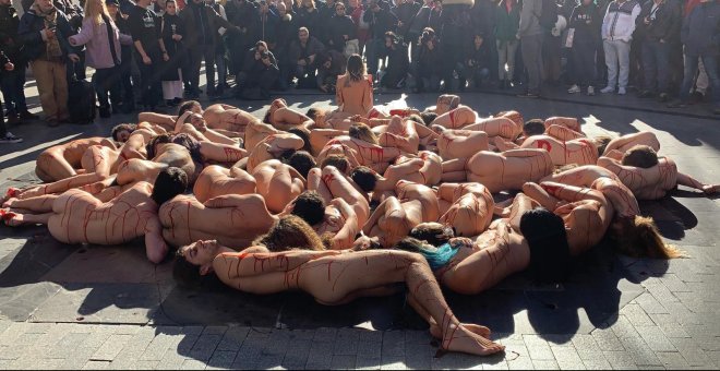 Activistas se desnudan en Madrid contra la industria peletera, "responsable cada año de la muerte de millones de animales"