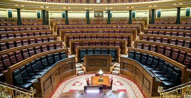 Los 23 escaños del nuevo Gobierno ya lucen en el hemiciclo del Congreso