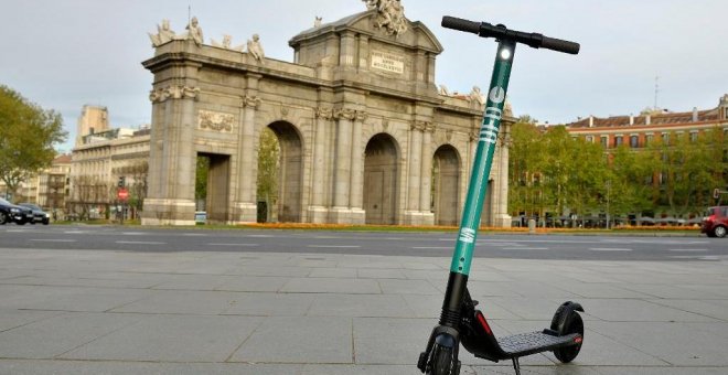 Los controladores SER pondrán multas a patinetes, bicis y motos de alquiler mal aparcados