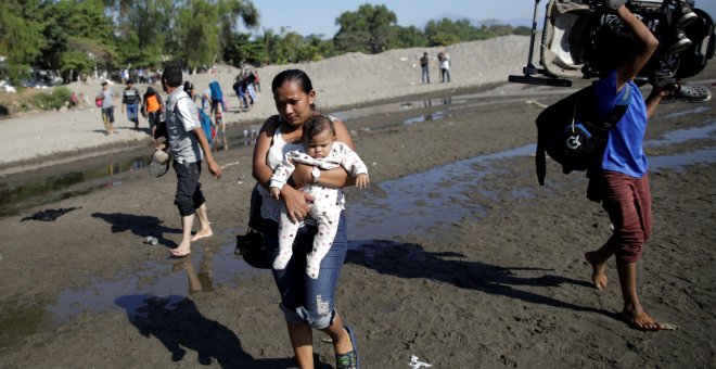 Las madres no abandonan la caravana de migrantes a EEUU pese al peligro