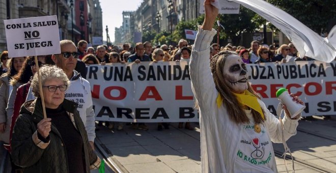Cientos de personas se manifiestan contra el deterioro de la sanidad en Andalucía