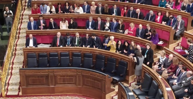 Diputados de Vox vuelven a ocupar los escaños del PSOE en el Congreso, pero los socialistas logran que se marchen