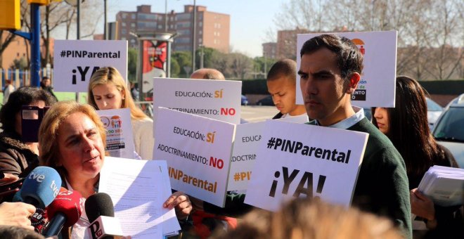 Así funciona el servicio de HazteOir que 'ayuda' a los padres a vetar las charlas para sus hijos