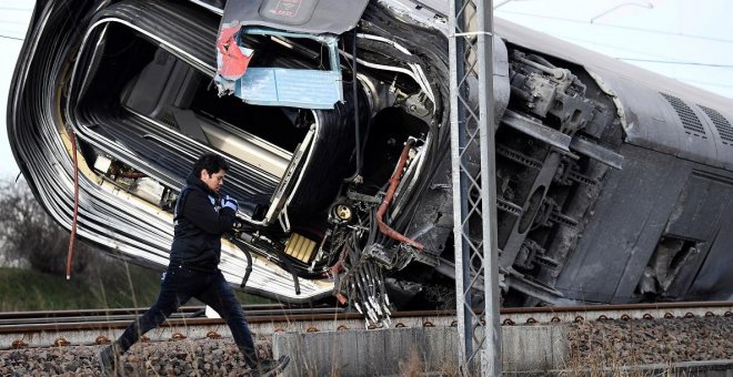 Dos muertos y unos 30 heridos por el descarrilamiento de un tren en Italia