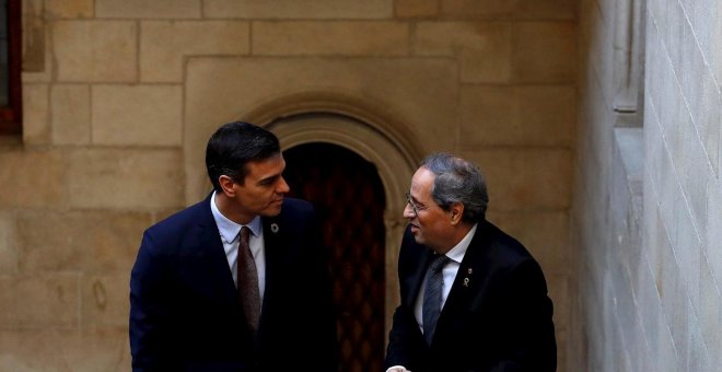 Libros y recelos en el reencuentro de Sánchez y Torra: las fotos de la reunión