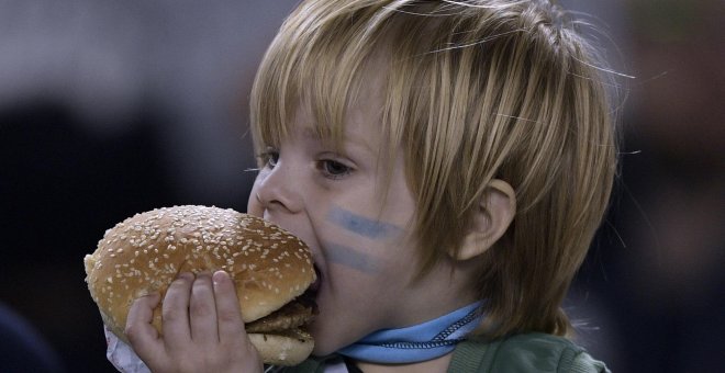 El Gobierno contra la comida basura, una batalla que llega tarde