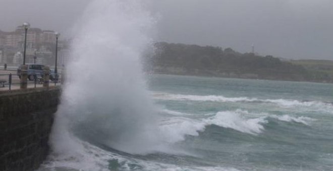 Vientos costeros y olas de siete metros ponen en riesgo importante a siete provincias