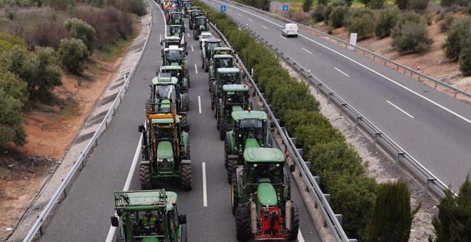 Un millar de agricultores cortan con sus tractores dos carreteras en Málaga por los bajos precios del campo