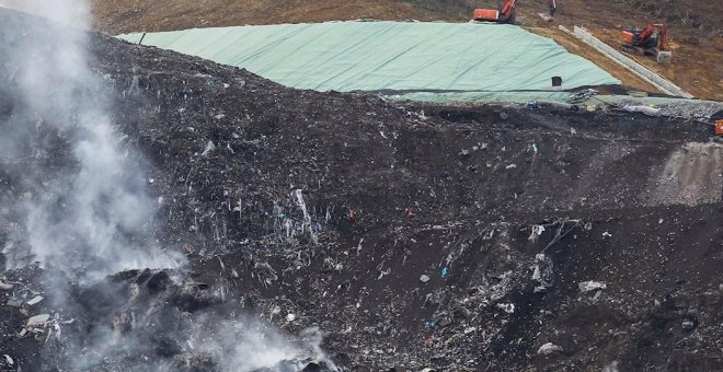 Atajado el fuego en el vertedero de Zaldibar