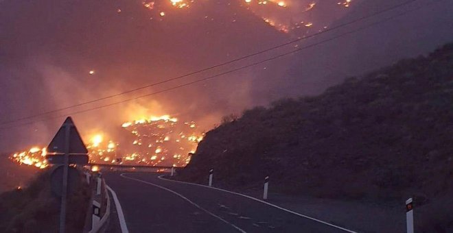 Un incendio obliga a confinar a los habitantes de Tasarte, en Gran Canaria