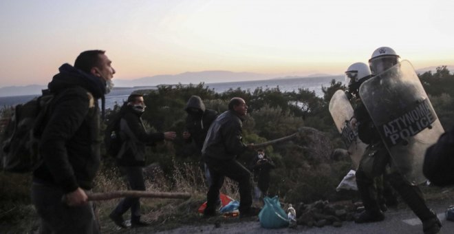 Barricadas y disturbios en las islas griegas contra los centros de detención para refugiados