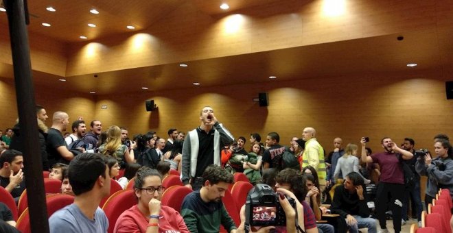 Un grupo de jóvenes interrumpe un acto de Iglesias en la Complutense: "¡Fuera vendeobreros de la universidad!"