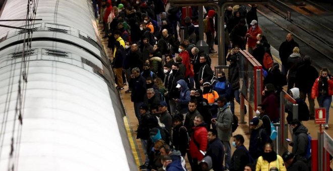 Caen los usuarios del transporte público en Madrid con alguna aglomeración en hora punta en Atocha