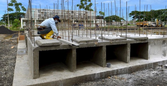 En la ciudad ecuatoriana de Guayaquil llevan semanas buscando a sus muertos