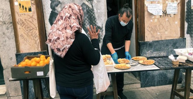 En la cocina más grande del corazón de Madrid: comida vecinal digna para los vulnerables por el coronavirus​