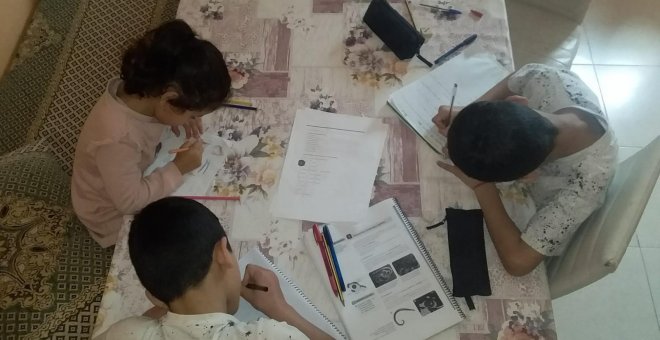 Un móvil prepago para tres hermanos: un tercio de los niños de Melilla no tiene recursos para seguir las clases online