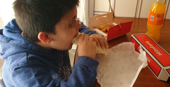 Mes y medio con el menú de Telepizza: "Ayuso ha dejado en el paro a los cocineros y a nuestros hijos, comiendo basura"