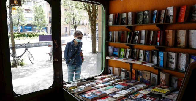Entusiasmo y caos en la reapertura de librerías: "Se puede ir al Carrefour y aquí no dejan entrar juntas a dos personas"