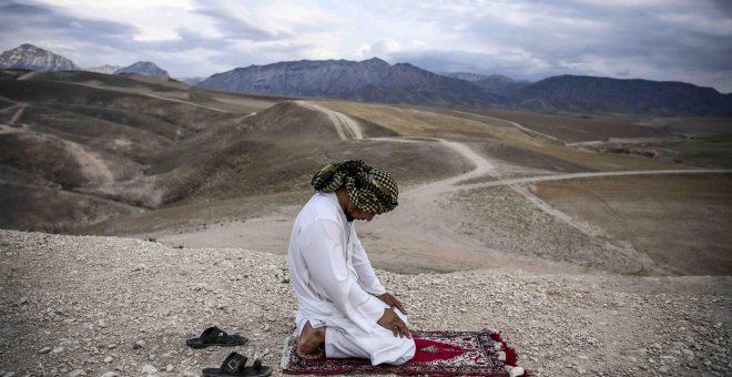 La hora del rezo entre montañas afganas