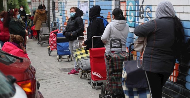 Familias sin recursos denuncian las trabas de Ayuso para acceder a la renta mínima de la Comunidad de Madrid