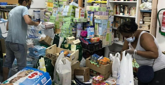 Pocas cacerolas pero mucha comida: la movilización silenciosa de un barrio obrero de Madrid para ayudar a sus vecinos