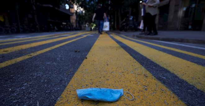 Roma multará con hasta 500 euros a quien tire mascarillas en la calle