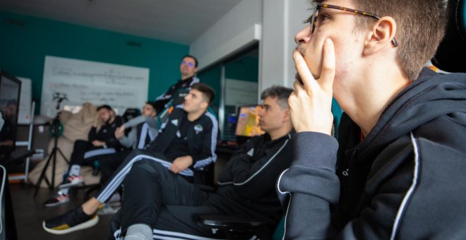 "Antes jugaba por adicción, ahora por responsabilidad": así vive un equipo de esports una jornada de partido