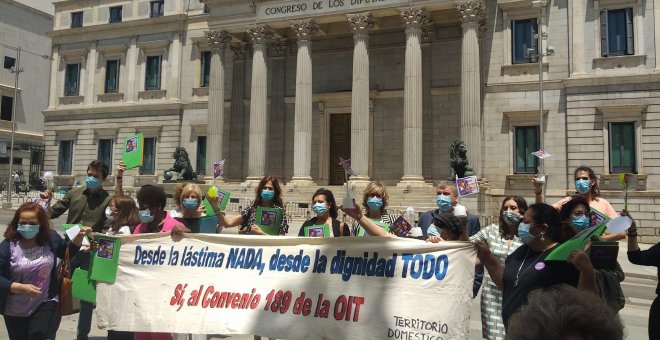 Trabajadoras del hogar entregan escobillas de baño a diputados para exigir "plenos derechos laborales"