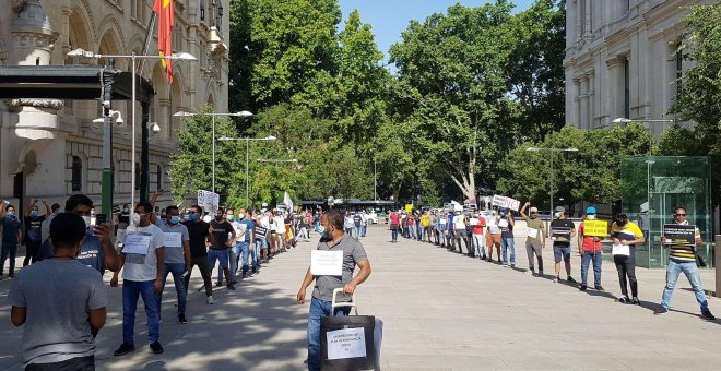 Las 'colas del hambre' llegan a Cibeles para exigir un plan de emergencia social que dé respuesta a 50.000 personas