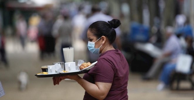 Catalunya cierra bares y restaurantes y reduce a un 30% el aforo en los centros comerciales