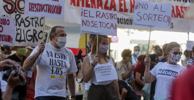 Comerciantes de El Rastro se concentran por tercer domingo consecutivo para luchar por un mercadillo "histórico"