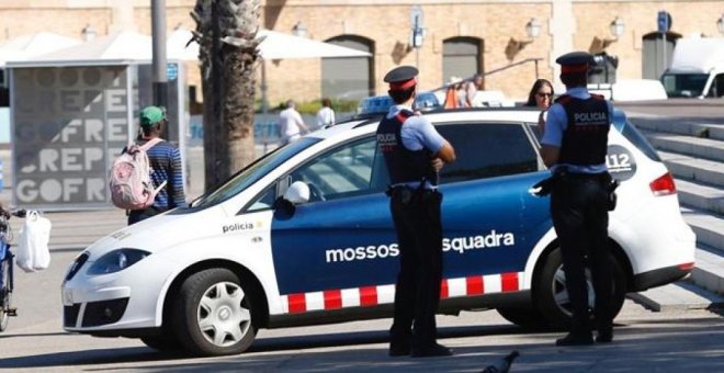 Arrestan y suspenden de empleo y sueldo a un mosso por la agresión a un detenido en Barcelona