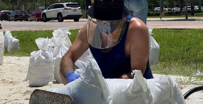 En imágenes, la tormenta tropical Isaías, que hace estragos en las costas de Florida y Haití