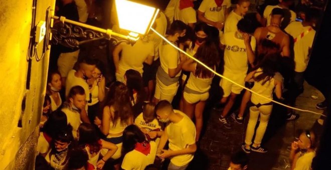 Desalojados más de 400 jóvenes en la localidad navarra de Tafalla que estaban de fiesta en la calle