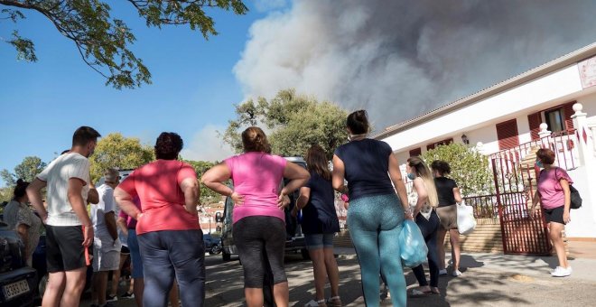 El incendio de Almonaster la Real, el más grave del verano, obliga a evacuar a un total de 2.400 personas