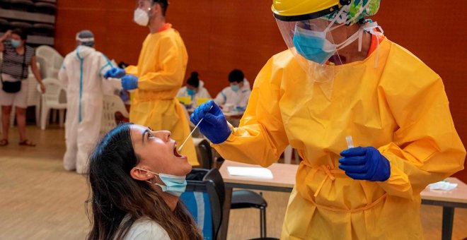 España necesita mil técnicos de laboratorio para hacer las PCR a tiempo