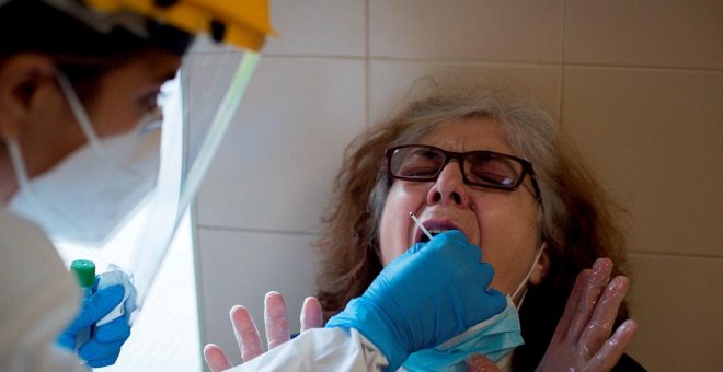 Sanidad advierte de que hay una situación de alto riesgo por la "transmisión descontrolada" del virus en toda España