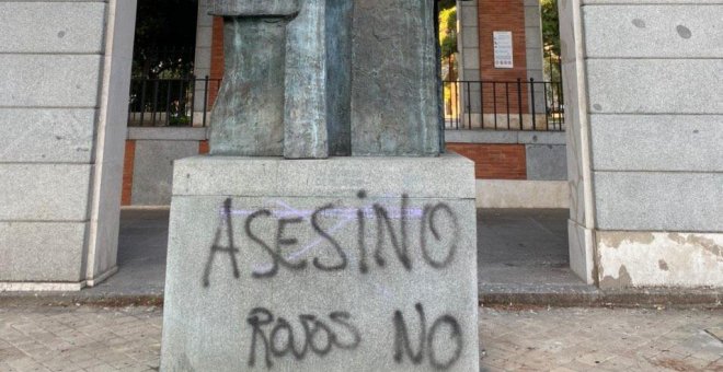 Vox amenaza tras la pintada a la estatua de Largo Caballero: "Derogad la Ley de Memoria Histórica. Primer aviso"
