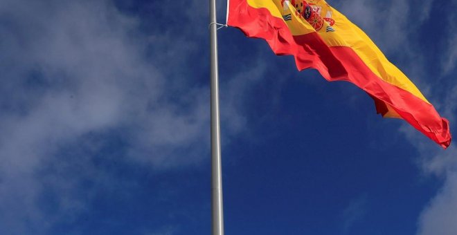 La derecha madrileña se envuelve en "una de las banderas más grandes de España" el mismo día que se anuncian nuevas restricciones en Madrid