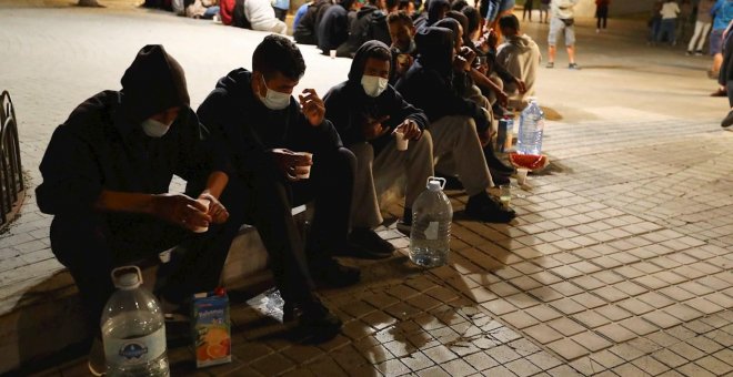 La Policía desaloja a unos 200 migrantes del muelle de Arguineguín sin ofrecer ningún recurso de acogida