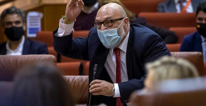 El portavoz de Vox abandona el Parlamento andaluz con un "a la porra, a tomar por culo"