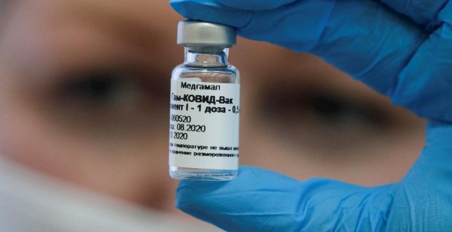 Bruselas confirma que Hungría usará la vacuna rusa sin autorización de la Agencia Europea del Medicamento