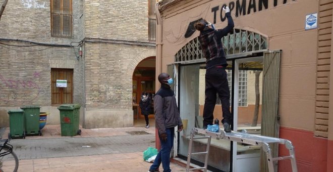 El top manta abre una cadena de tiendas para vender ropa de su propia marca