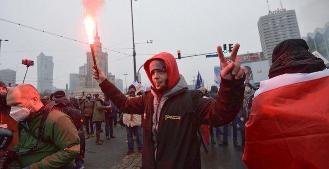 Miles de personas protestan en Varsovia contra el Gobierno polaco