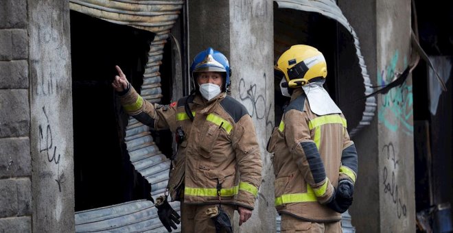 Los bomberos se retiran de la nave incendiada de Badalona sin hallar más cadáveres