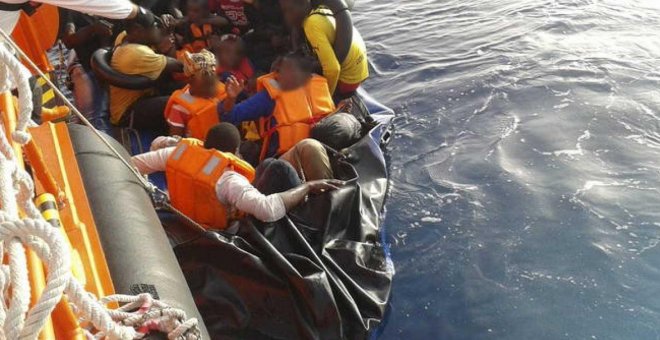 Mueren dos migrantes al tratar de alcanzar las Islas Canarias con un bote hinchable