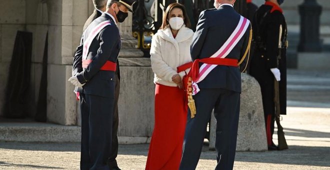 Robles rechaza los "delirios" de los militares del chat mientras que Felipe VI evita pronunciarse