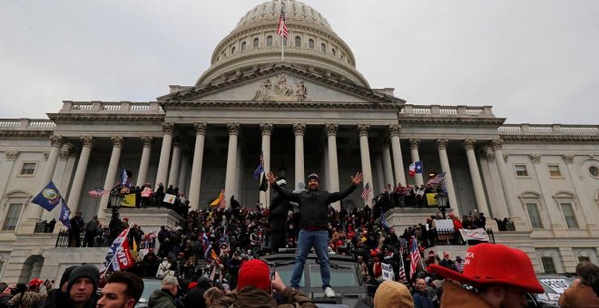 El Congreso ratifica la victoria de Biden tras la noche de violencia y caos en el Capitolio